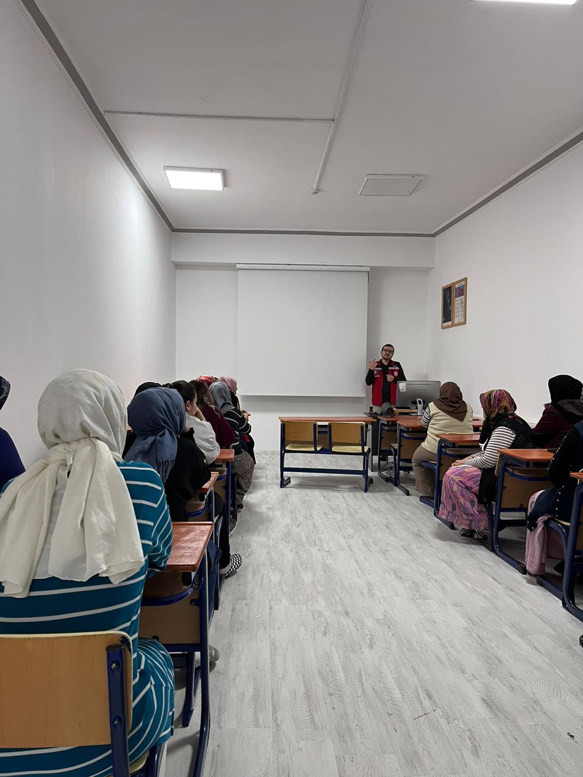  Bayat Aile Destek Merkezi (ADEM) kursiyerlerine yönelik Aile Eğitim Programı (AEP) kapsamında “Aile ve Sosyal Ağlar” konulu eğitim düzenlendi. 