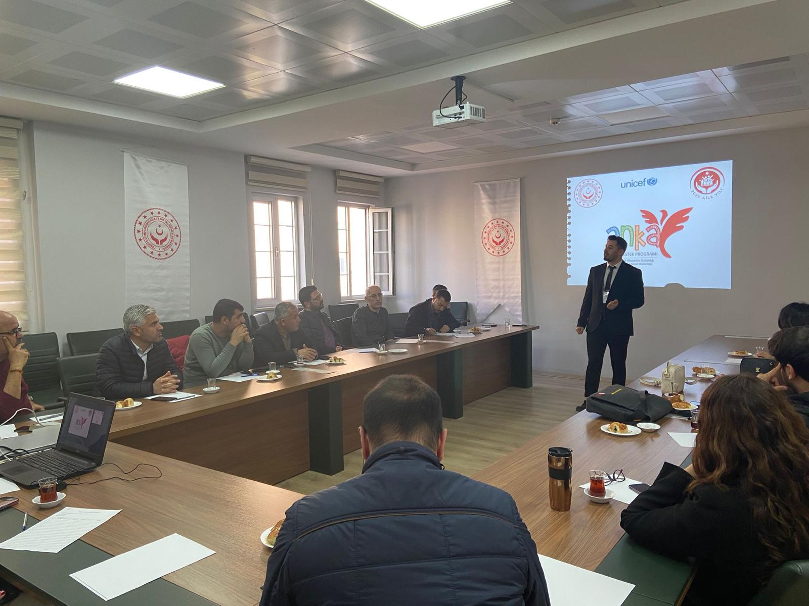 Diyarbakır Aile ve Sosyal Hizmetler İl Müdürlüğümüz tarafından, çocuk alanında hizmet veren ÇES, İÇES, ÇEKOM ve Refakatsiz Çocuk Kuruluşlarında görev yapan idareciler ve meslek elemanlarına yönelik olarak, 2 Anka 3.0 Sisteminin tanıtımı gerçekleştirildi.