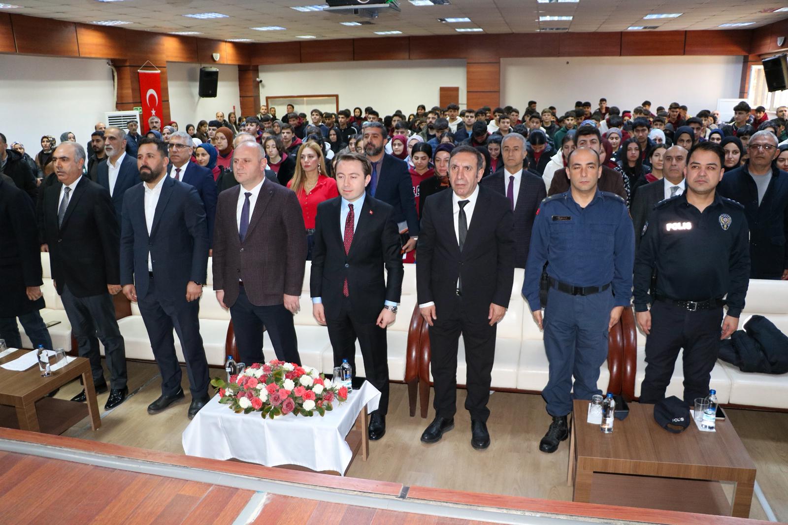 2025 Aile Yılı kapsamında Eğil ilçemizde, liseli öğrencilerimize yönelik olarak yürütülen “Eğil Ailece Okuyor” projesi çerçevesinde düzenlenen Liseler Arası Bilgi Yarışması gerçekleştirildi.