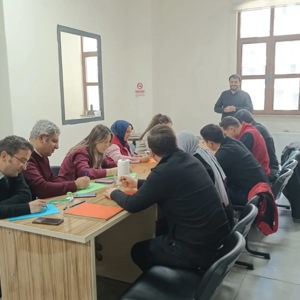 “Yetişkinlere Yönelik Psikososyal Destek, İkincil Travmatizasyon ve Öz Bakım Stratejileri” Eğitimi Düzenlendi - fotoğraf 1