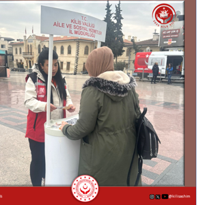 İl Müdürlüğümüz ve bağlı kuruluşumuz Sosyal Hizmet Merkezi Müdürlüğü Personellerimiz Cumhuriyet Meydanında Dijital Dünyada Çocuk Hakları Sözleşmesi ile ilgili vatandaşlara bilgi verdiler. - fotoğraf 1