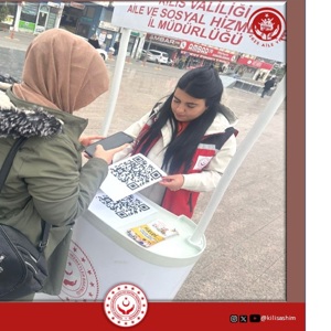 İl Müdürlüğümüz ve bağlı kuruluşumuz Sosyal Hizmet Merkezi Müdürlüğü Personellerimiz Cumhuriyet Meydanında Dijital Dünyada Çocuk Hakları Sözleşmesi ile ilgili vatandaşlara bilgi verdiler. - fotoğraf 2