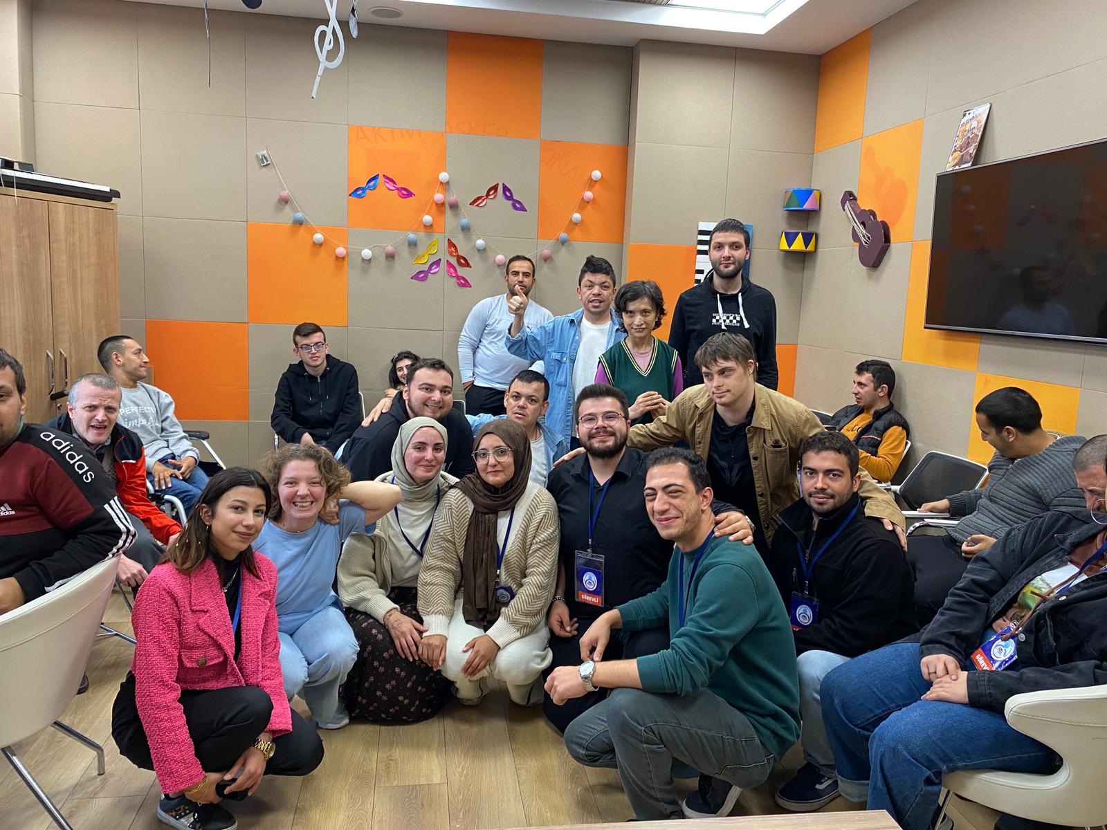 Birlikte Gülünen On Haftada “Sevgiye Engel Yok”