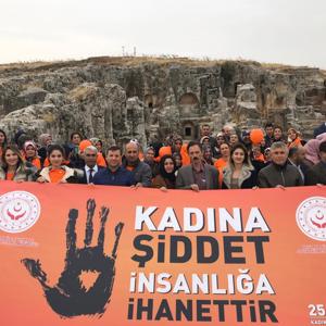 Kadına Yönelik Şiddetle Uluslararası Mücadele Günü Kapsamında Çeşitli Etkinlikler Gerçekleştirildi. - fotoğraf 18