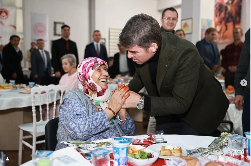 Valimiz Sayın Önder BAKAN ve eşi Sayın Elif BAKAN Hanımefendi, Amasya Merzifon Huzurevi'mizi ziyaret etti.