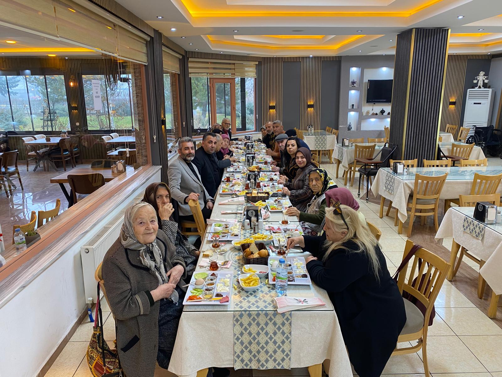 Huzurevi sakinlerimiz ile güne kahvaltı ve sohbetle başladık. 