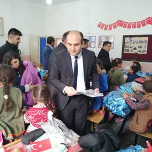 Erciş’te Minik Kalplar Üşümesin Diye Çatakdibi İlkokulu’na Giyim ve kırtasiye Yardımı Yapıldı - fotoğraf 2