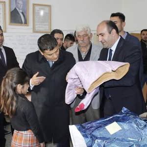 Erciş’te Minik Kalplar Üşümesin Diye Çatakdibi İlkokulu’na Giyim ve kırtasiye Yardımı Yapıldı - fotoğraf 4