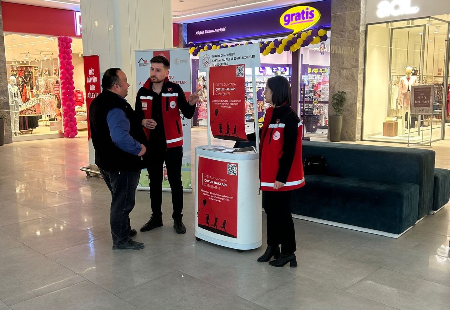 Dijital Dünyada Çocuk Hakları İçin Bilgilendirme Çalışmaları Gerçekleştirdik