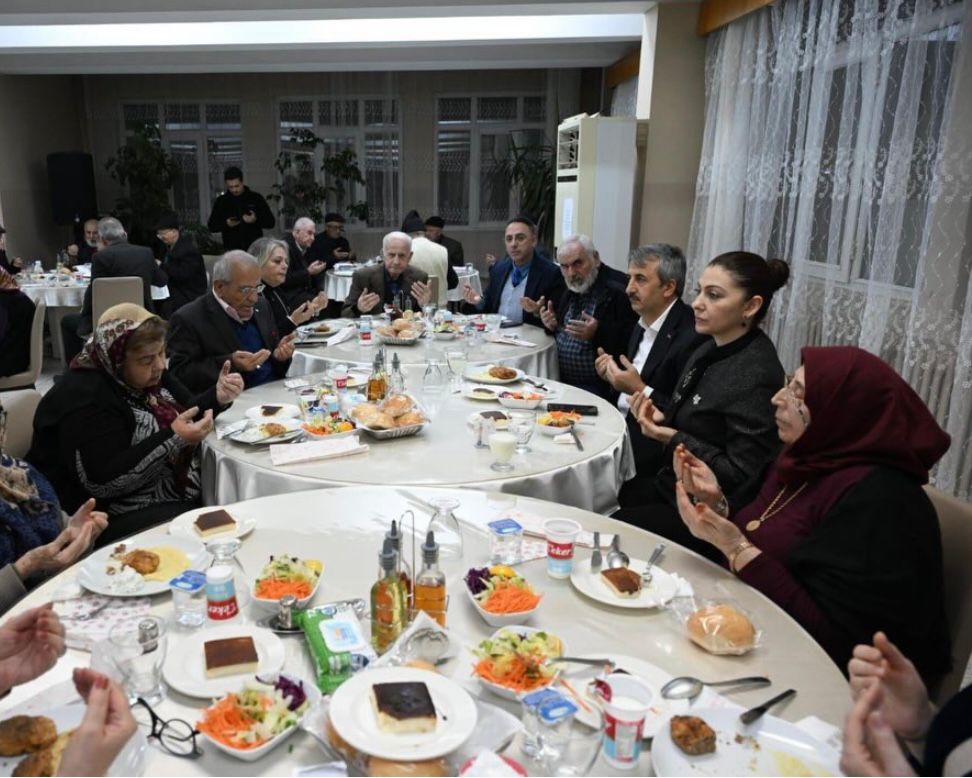 Edirne Valisi Yunus SEZER, Eşi Canan SEZER Hanımefendi İle Birlikte Edirne Huzurevi'ni Ziyaret Etti.