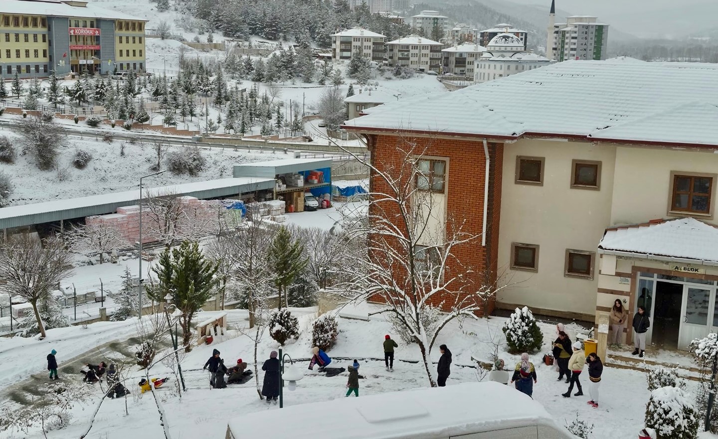 ☃️ Çocuk Evleri Sitesinde Kar Coşkusu! 