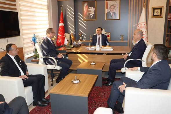 Öz Sağlık-İş Sendikası Genel Başkan Yardımcısı Sayın İsmail Öztürk, Şube Başkanı Sayın Bülent Aksoy ve beraberindeki yönetim kurulu üyeleri, İl Müdürümüz İlkay Türkoğlu’nu makamında ziyaret etti.