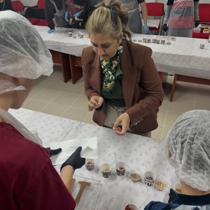 İl Müdürümüz Sayın Emine BÖÇKÜN’ün katılımlarıyla Çocuklarımızla Çikolata Yapımı Atölyesi Gerçekleştirildi. - fotoğraf 4