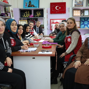 “Sanata Teşvik ve Sanatla Yaşam Programı” Kapsamında, Şehit Yakınları ile Gazilerimiz ve Gazi Yakınlarına Yönelik Olarak Planlanan Filografi Kursumuz Kursiyerlerimizin Katılımıyla Başladı. - fotoğraf 1