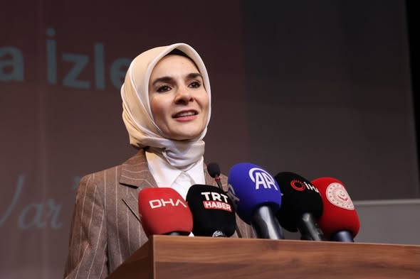 Aile ve Sosyal Hizmetler Bakanımız Mahinur Özdemir Göktaş Hacı Bektaş-ı Veli'nin şehri, Kapadokya'nın merkezi Nevşehir'de Alevi-Bektaşi Kültür ve Cemevi Başkanlığı tarafından düzenlenen Ailede Kadıncık Ana İzleri Paneli'ne katıldı.