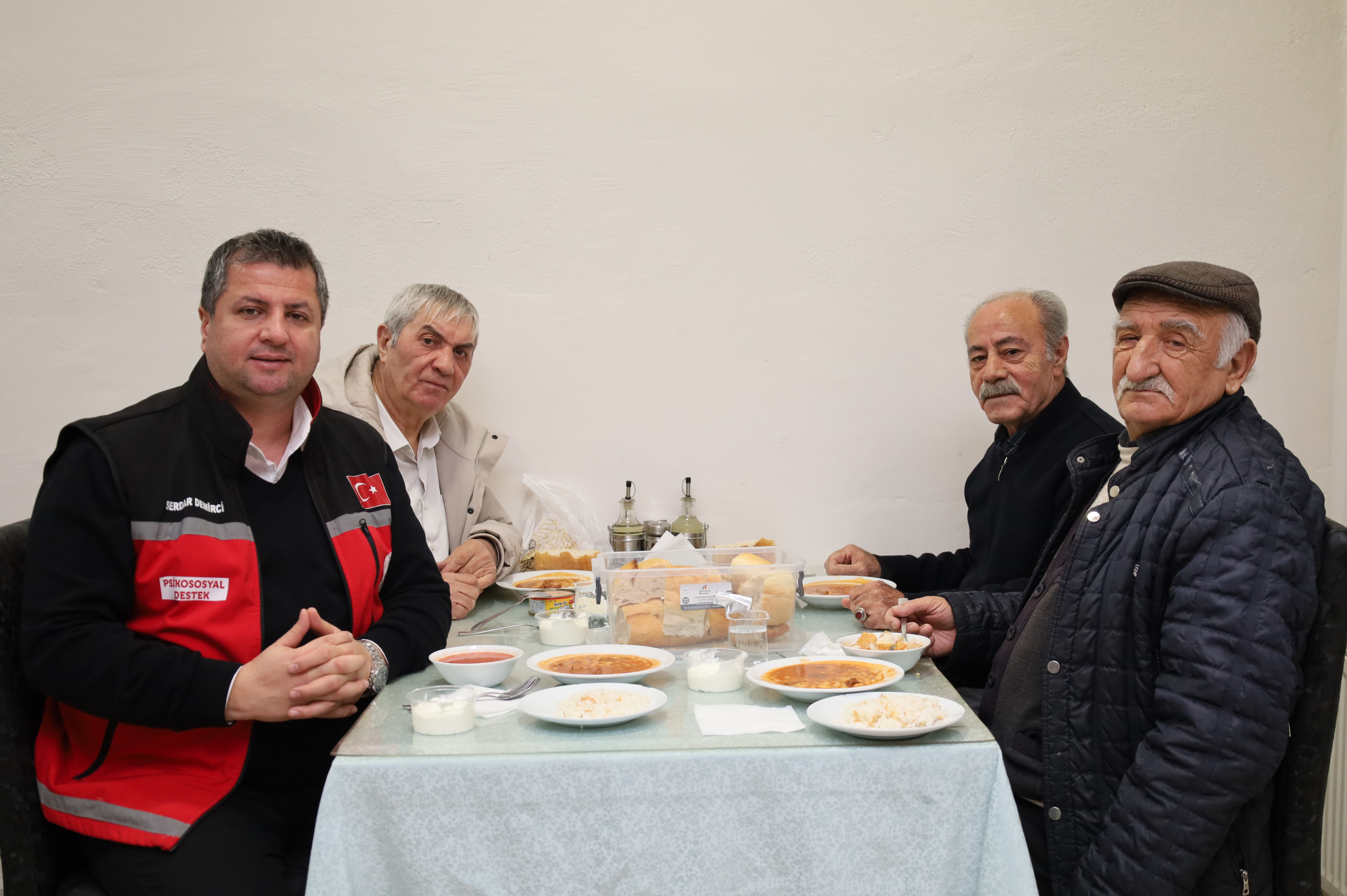 İl Müdürümüz Sayın Serdar Demirci 2025 Yılının Son Gecesinde Kuruluşlarımızı Ziyaret Ederek hem Hizmet Alan Bireylerimizle bir Araya Gelerek Onlarla Sohbet Etti hem de Kuruluşlarımızı Denetledi.