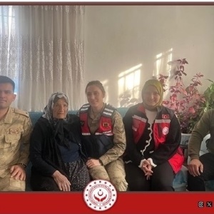 Valiliğimiz koordinesinde İl Emniyet Müdürlüğü ve İl Jandarma Komutanlığı personelleri ile Müdürlüğümüz personelleri ile birlikte yalnız yaşayan kıymetli büyüklerimiz hanelerinde ziyaret edilmiştir. - fotoğraf 2