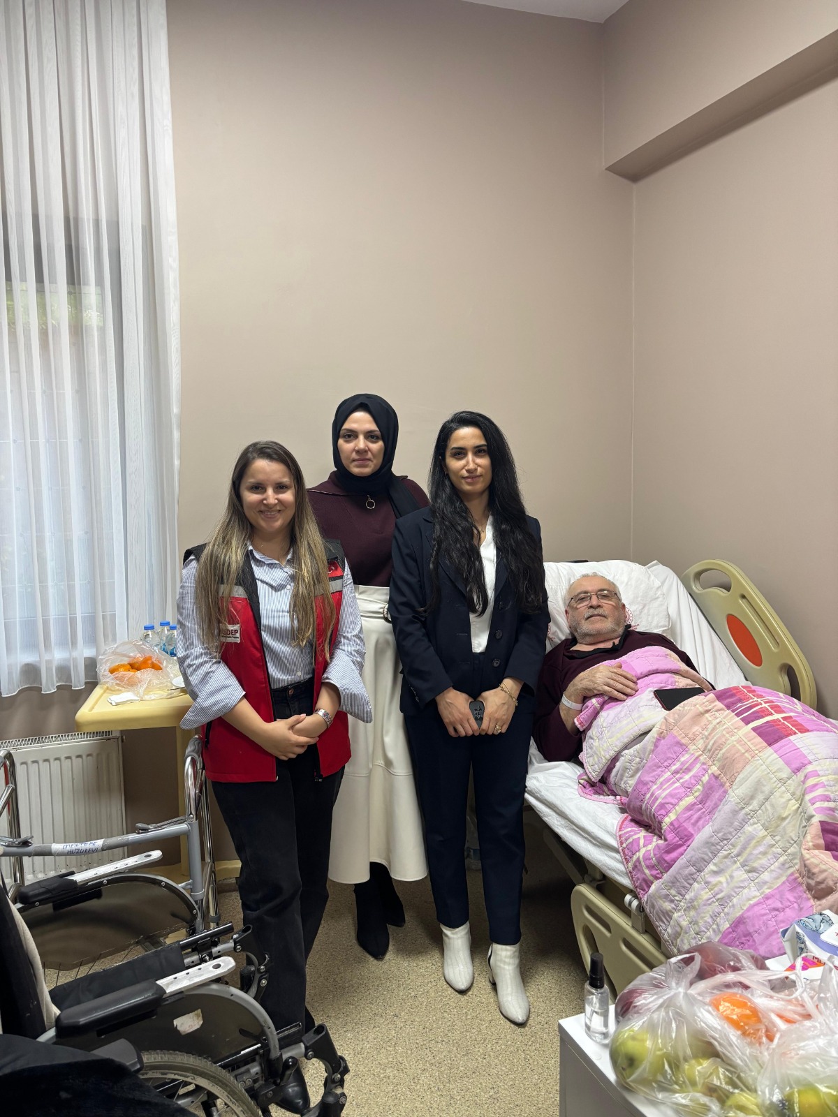 Sosyal Hizmet Merkezlerimiz, Aziz Şehitlerimizin kıymetli emanetleri ve Kahraman Gazilerimizi il genelinde ziyaret etmeye, gönüllere dokunmaya devam etmektedir.