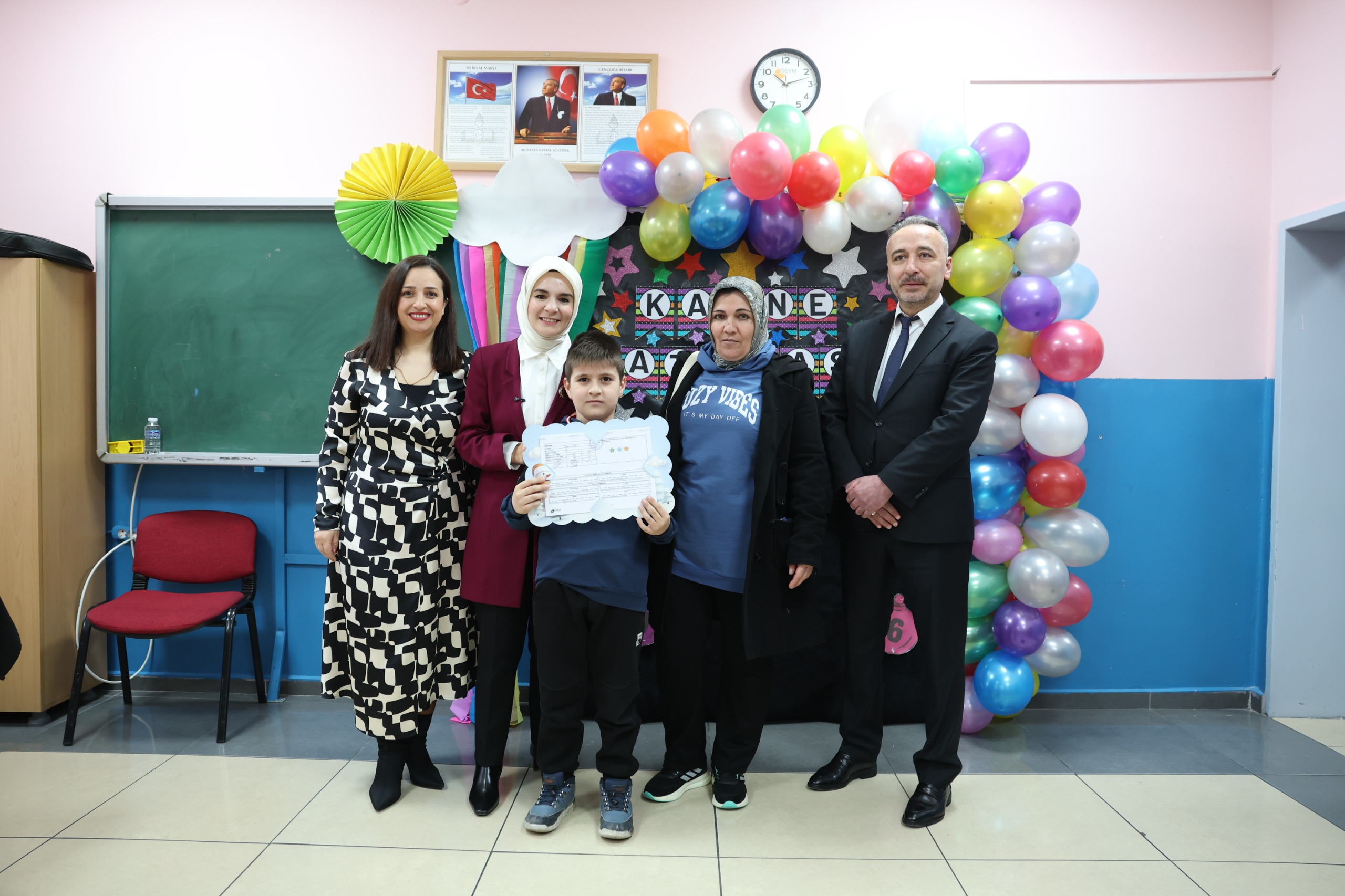 Bakanımız Göktaş, babası Pençe-Kilit Harekatı'nda şehit olan öğrencinin karne törenine katıldı