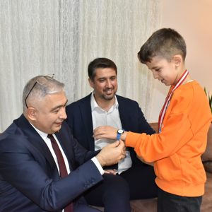 İl Müdürümüz Faruk Uysal, kahraman gazilerimizi ziyaret ederek, Kıymetli evlatlarının ilk karne günü heyecanına ortak oldu - fotoğraf 3