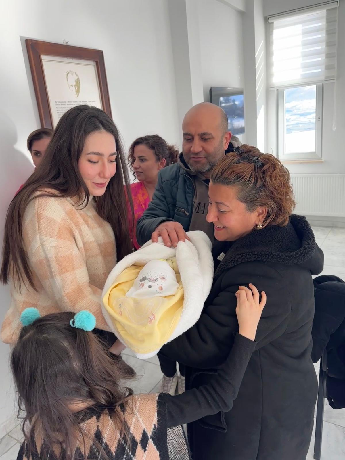 “Geçici Koruyucu Aile” modelinin 100’üncü Bebeği Ege Berk, Samsun’da koruyucu ailesiyle buluştu