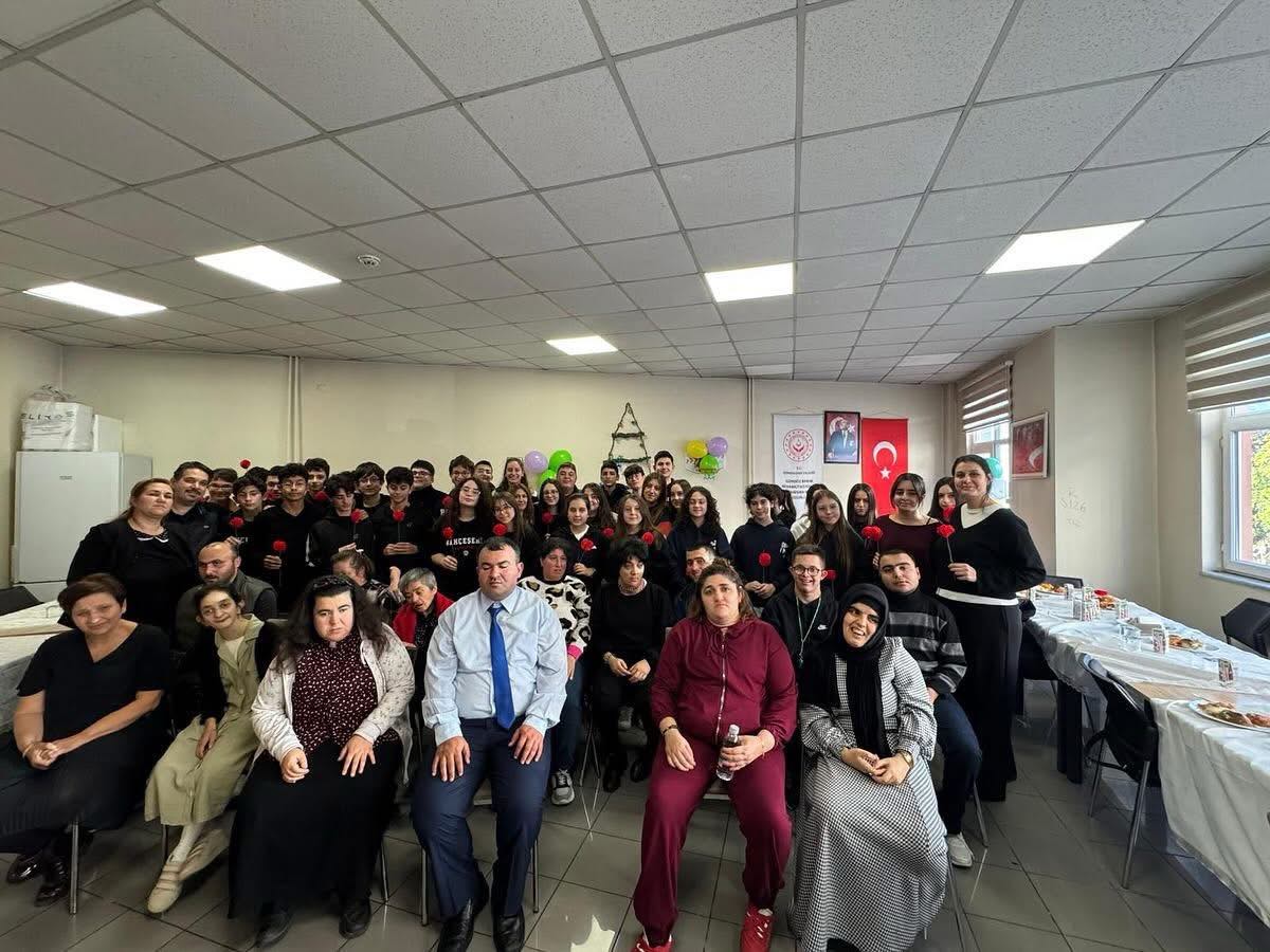 3 Aralık Dünya Engelliler Günü kapsamında özel bireylerimizi Bahçeşehir Koleji 9. sınıf öğrencileri ziyarete gelmişlerdir.