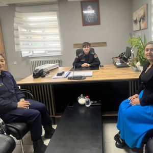 İl Müdürümüz Sayın Emine BÖÇKÜN, Ayvalık Küçükköy Jandarma Karakol Komutanı Sayın J.Krk.K. J. Üsteğmen İrem YURDAGÜL’ü Ziyaret Etti - fotoğraf 1