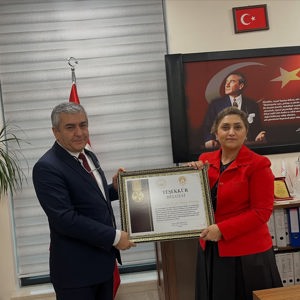 İl Müdürümüz Sayın Emine BÖÇKÜN, Edremit Sosyal Hizmet Merkezi Müdürlüğümüze Teşekkür Belgesi Takdim Etti - fotoğraf 3