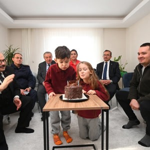 Valimiz Sayın İsmail USTAOĞLU, “İlk Karne Heyecanı” Projesi Kapsamında Şehidimiz Ercan ÖZCAN'ın Çocuklarını Ziyaret Etti - fotoğraf 1