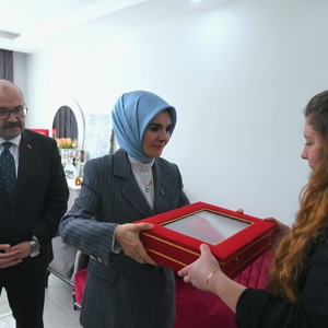 Bakanımız Sayın Mahinur ÖZDEMİR GÖKTAŞ, Aziz Şehidimiz J. Uzm. Çvş. Orhan Burak BÜYÜKÇAYLI’nın Kıymetli Ailesine Hane Ziyareti Gerçekleştirdi - fotoğraf 6
