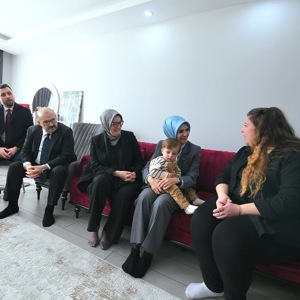 Bakanımız Sayın Mahinur ÖZDEMİR GÖKTAŞ, Aziz Şehidimiz J. Uzm. Çvş. Orhan Burak BÜYÜKÇAYLI’nın Kıymetli Ailesine Hane Ziyareti Gerçekleştirdi - fotoğraf 2