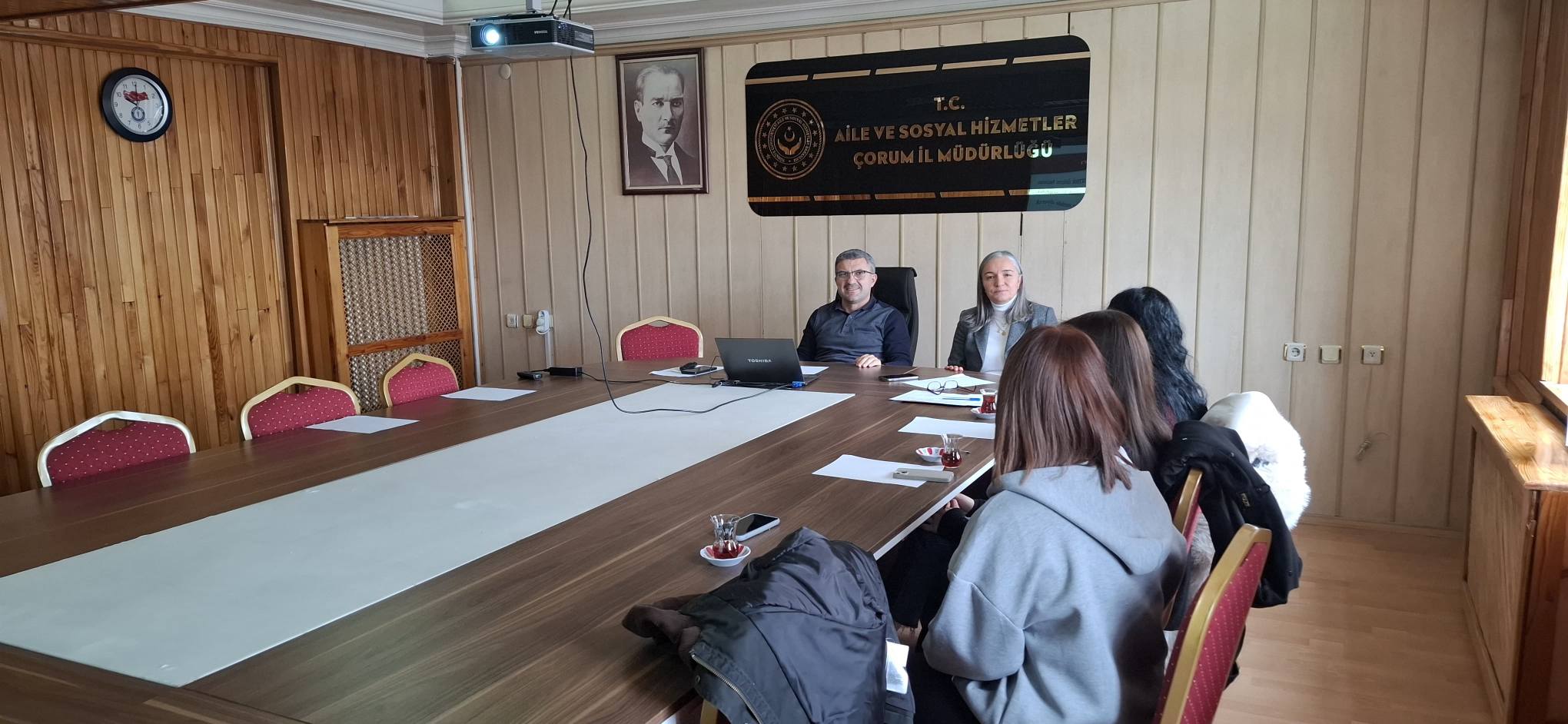 2828 sayılı Sosyal Hizmetler Kanunu kapsamında tanınan istihdam hakkından yararlanan ve ilk defa kamuya ataması yapılan gençlerimize yönelik “İş Hayatına Uyum Semineri”, İl Müdürlüğümüzde gerçekleştirilmiştir.