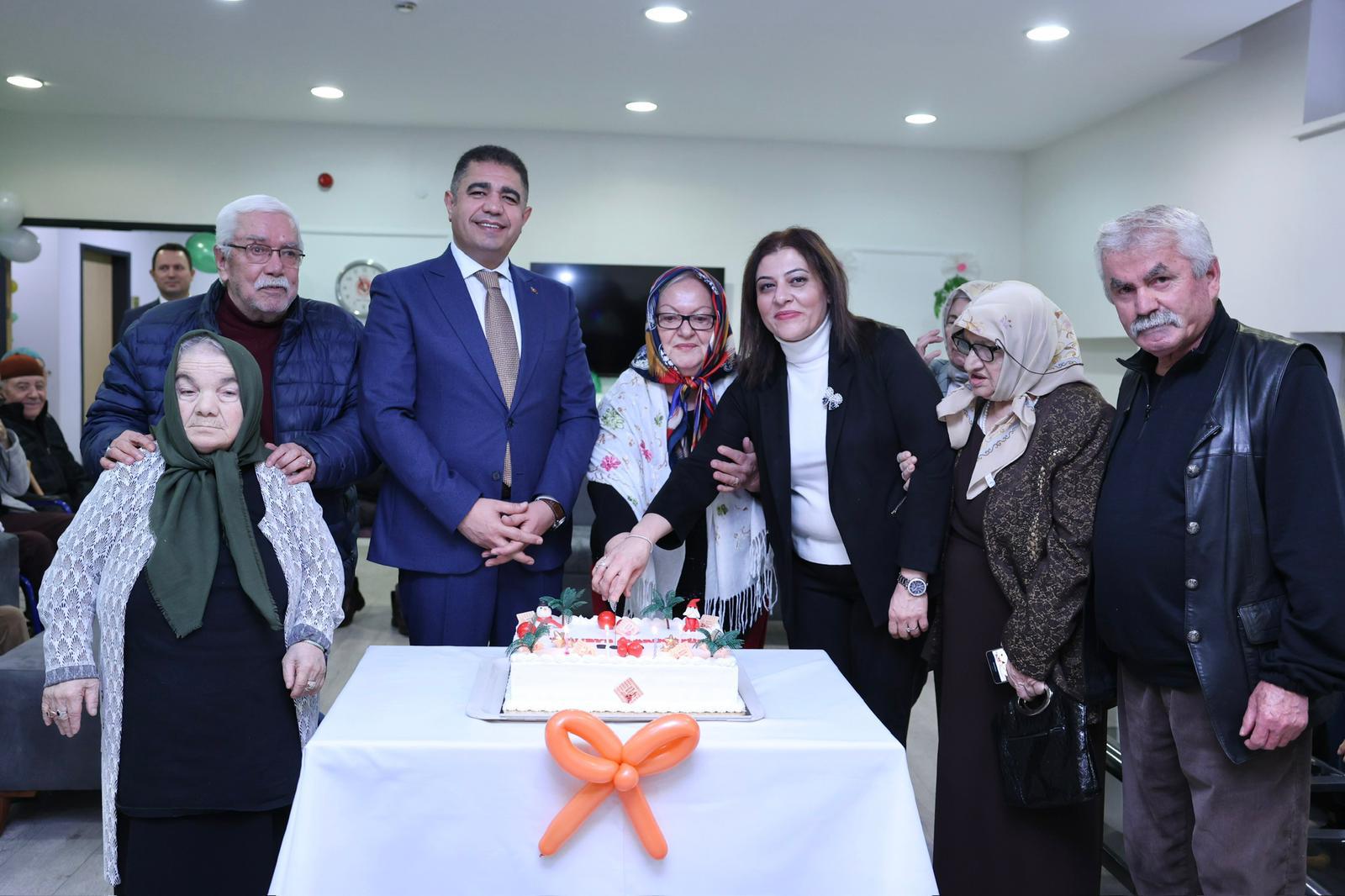 Valimiz Sayın Selçuk ASLAN’dan Huzurevi ve Çocuk Evleri Sitesine Yeni Yıl Ziyareti