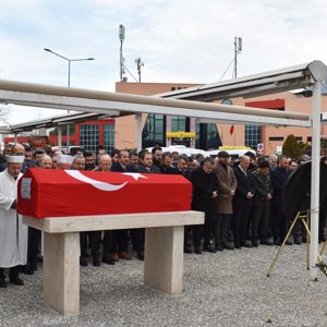 Kıbrıs Barış Harekâtı Gazisi İsmail Yıldız, dualarla ebediyete uğurlandı - fotoğraf 1