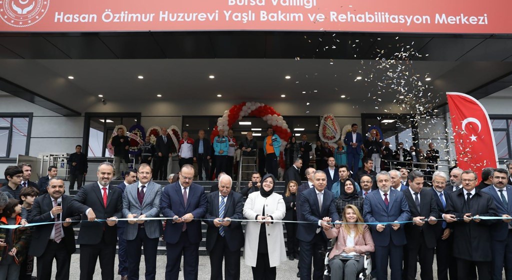 Bursa’da Bakanlığına Bağlı Kuruluşlarda İncelemelerde Bulunan Bakan Selçuk Gündüzlü Bakım Merkezi ve Huzurevi Açılışlarını Gerçekleştirdi