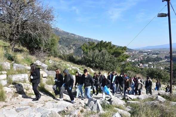 KAT-KATIL-KATILIM Programı’nın ikinci gününde gençlerimiz, çevre temizliği ve farkındalık çalışmaları kapsamında Antik Kent Priene’yi ziyareti