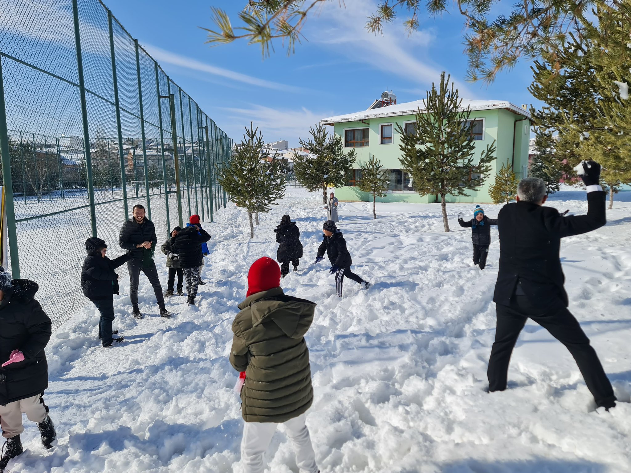 İl Müdürümüz Özgür Kırmızıtaş, Dörteylül Çocuk Evleri Sitesi Müdürlüğü’nü ziyaret ederek çocuklarla bir araya geldi.
