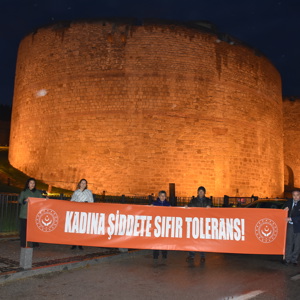 “25 Kasım Kadına Yönelik Şiddete Karşı Uluslararası Mücadele Günü” Etkinlikleri Kapsamında Kilitbahir Kalesi ve Truva Atı Turuncu Renk ile Aydınlatıldı. - fotoğraf 2