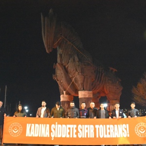 “25 Kasım Kadına Yönelik Şiddete Karşı Uluslararası Mücadele Günü” Etkinlikleri Kapsamında Kilitbahir Kalesi ve Truva Atı Turuncu Renk ile Aydınlatıldı. - fotoğraf 6