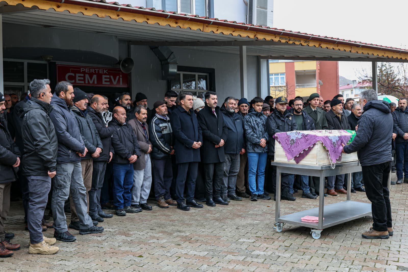 Valimiz Sayın Şefik Aygöl ve İl Müdürümüz Sayın Hüseyin Okan, şehidimiz Mehmet Emik’in vefat eden annesi Hadice Emik’in cenaze törenine katıldı.