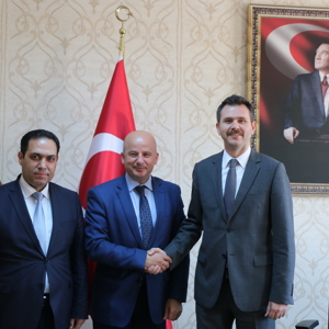 Aile, Çalışma ve Sosyal Hizmetler Bakanlığımız Göç, Afet ve Acil Durumlarda Psikososyal Destek Daire Başkanımız Sayın İbrahim Toros ve Aile, Çalışma ve Sosyal Hizmetler İl Müdürümüz Sayın Hasan Bilici Şanlıurfa Valimiz Sayın Abdullah Erin ve Vali Yardımcımız Sayın Osman Aydoğan’ı makamında ziyaret etti. - fotoğraf 2