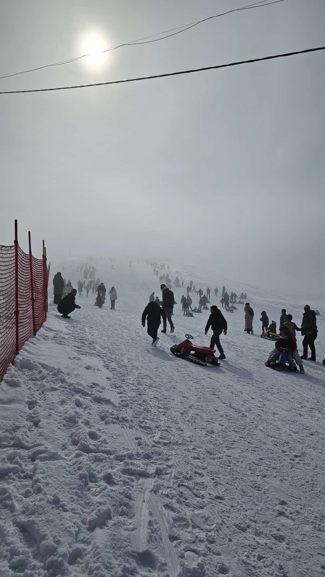 Kızakla kayak yapıp doyasıya kartopu oynayan çocukların tatillerini en mutlu şekilde geçirmeleri sağlandı.