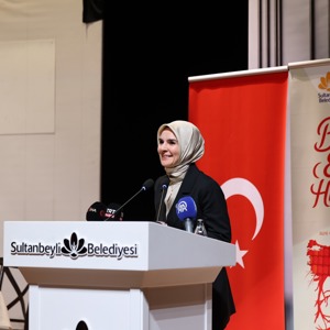Bakanımız Göktaş, "Bizim Evin Hikayesi" tiyatro oyununun gala gösterimi ile "Ailem" dizisinin ikinci sezon tanıtımına katıldı - fotoğraf 1