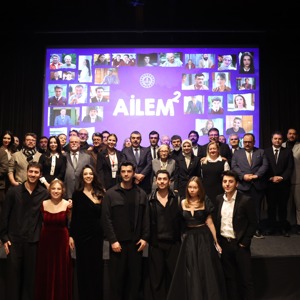 Bakanımız Göktaş, "Bizim Evin Hikayesi" tiyatro oyununun gala gösterimi ile "Ailem" dizisinin ikinci sezon tanıtımına katıldı - fotoğraf 9