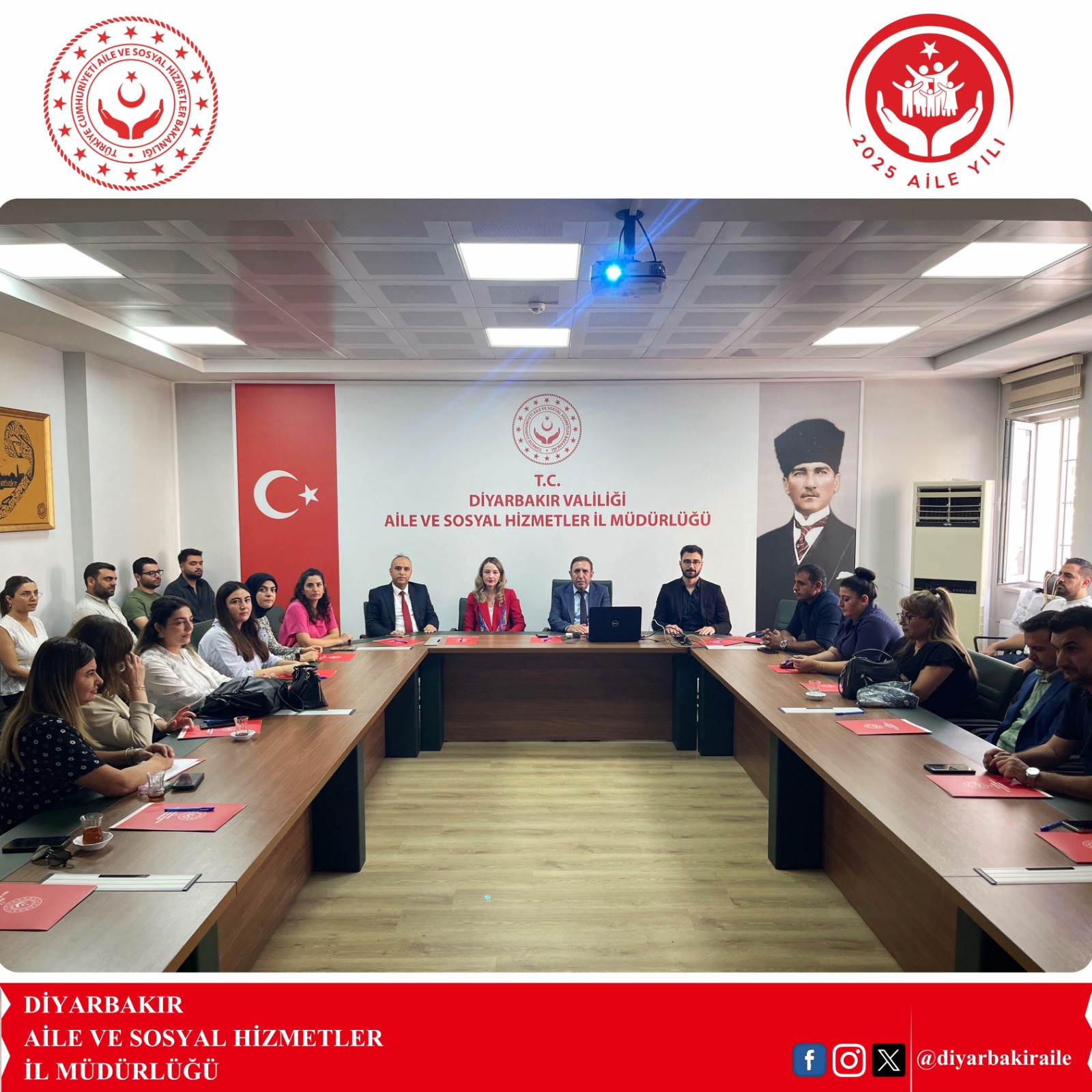 Psikolojik İlk Yardım, Kayıp ve Yas Eğitimi Aile ve Sosyal Hizmetler Bakanlığı Eğitim ve Yayın Dairesi Başkanlığı tarafından düzenlenen “Psikolojik İlk Yardım, Kayıp ve Yas Eğitimi”, İl Müdürümüz Sayın Aydın Polat başkanlığında, İl Müdürlüğümüz toplantı salonunda gerçekleştirildi.