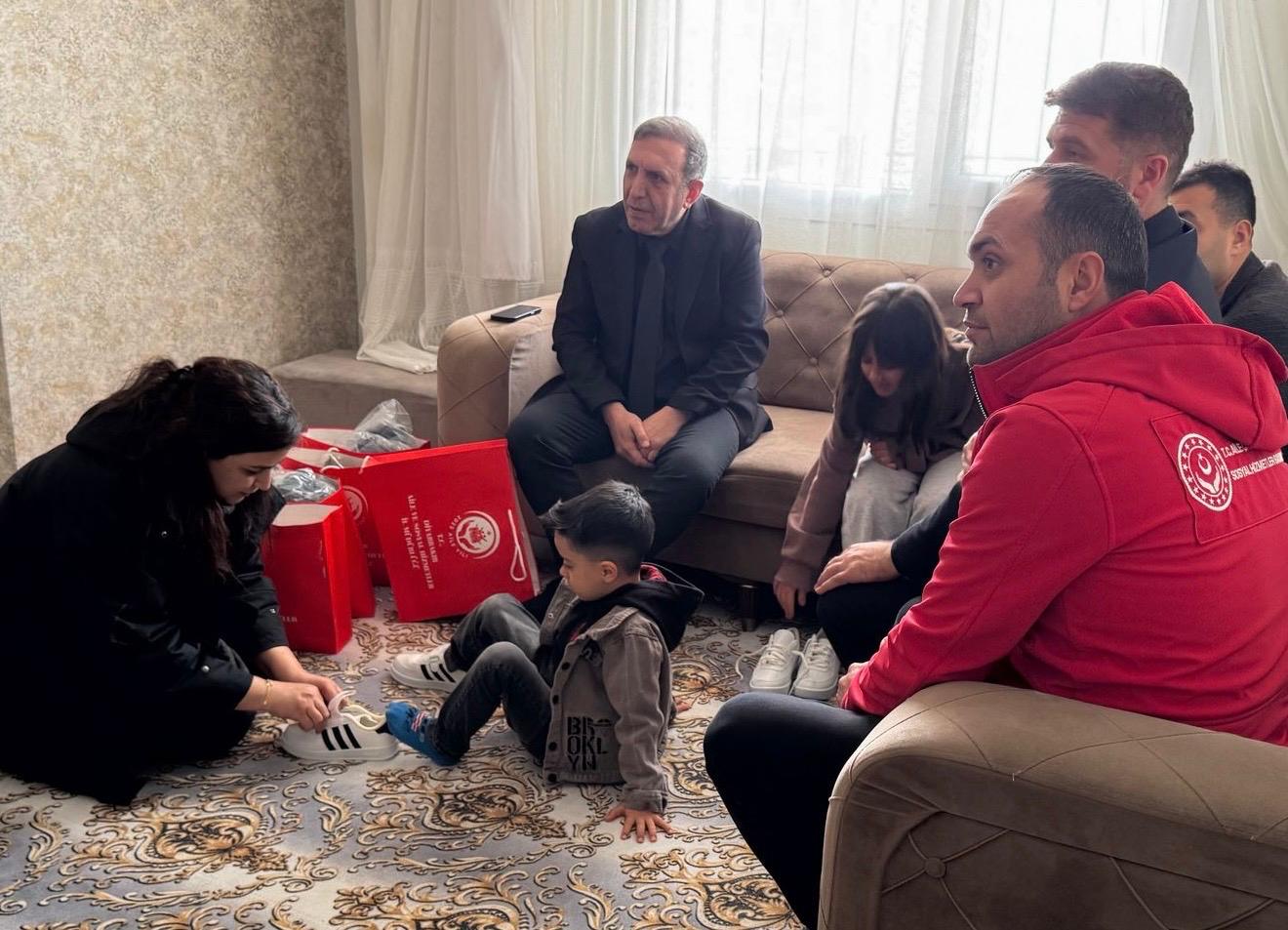 İl Müdürümüz Aydın Polat, Silvan ilçemizdeki ebeveyn kaybı yaşayan çocuklarımızın hanelerini ziyaret ederek karne heyecanlarına yürekten ortak oldu.