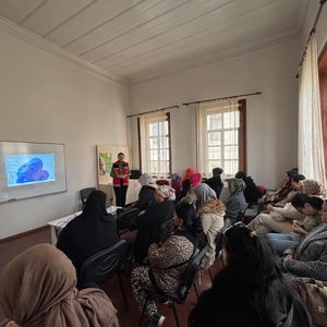 Edremit’te Sosyal Dayanışma Merkezi Kursiyerlerine Dijital Bağımlılık ve Erken Yaşta Zorla Evliliklerle Mücadele Eğitimi Verildi - fotoğraf 2