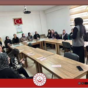 Kilis Aile ve Destek Merkezinde faydalanan kursiyerlere ve kurs hocalarına yönelik koruyucu aile tanıtımı ve farkındalık çalışması gerçekleştirildi. Çocuklarımızın güvenli bir aile ortamında büyümesine katkı sunmak amacıyla, koruyucu aile konusunda bilgilendirme ve farkındalık çalışmalarımızı kararlılıkla ve özveriyle sürdürmeye devam ediyoruz. - fotoğraf 1