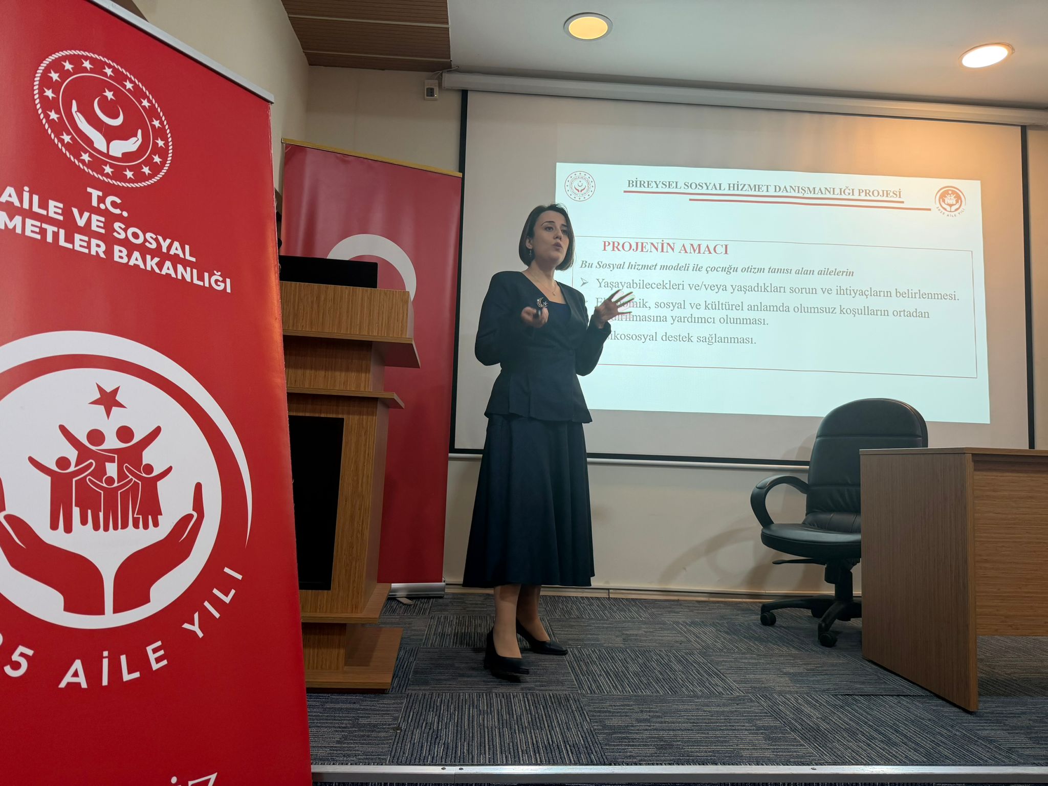 Otizmli Bireylerin Ailelerine Yönelik Sosyal Hizmet Danışmanlığı Projesi Kapsamında Eğitim Düzenlendi