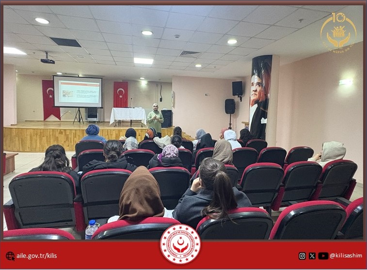 Personellerimiz tarafından Kilis Kız Yurdu’nda kalan üniversite öğrencilerine yönelik evlilik öncesi eğitim programı gerçekleştirildi. Eğitim kapsamında; sağlıklı iletişim, evlilikte uyum, aile içi roller ve karşılıklı anlayışın önemi gibi konular ele alındı. Gençlerin evlilik sürecine bilinçli ve sağlıklı bir bakış açısıyla hazırlanmasını amaçlayan program, öğrencilerin katılımı ve ilgisiyle tamamlandı.